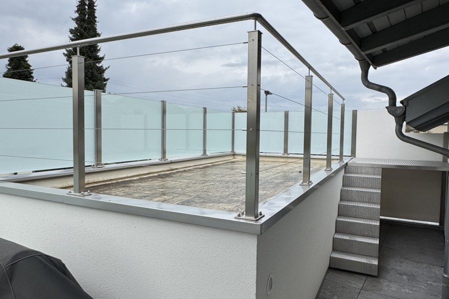 Spannseil Gelnder kombiniert mit Glasgelnder & Handlauf Abschluss sowie einem Podest & Treppenaufgang auf Garagendecke. 