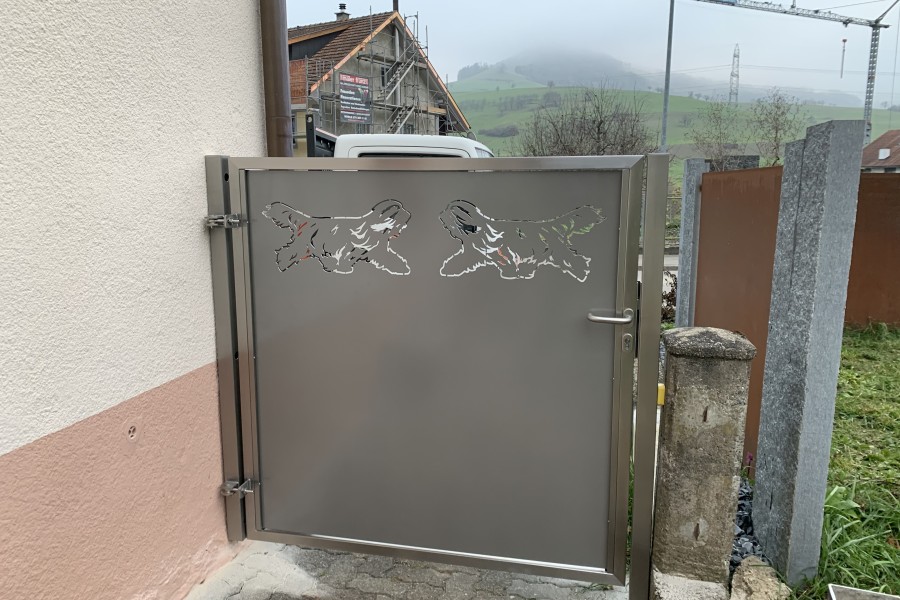 Gartentre Edelstahl mit Aluminiumblech Einsatz Sujet Hunde Referenz Oberhofen AG