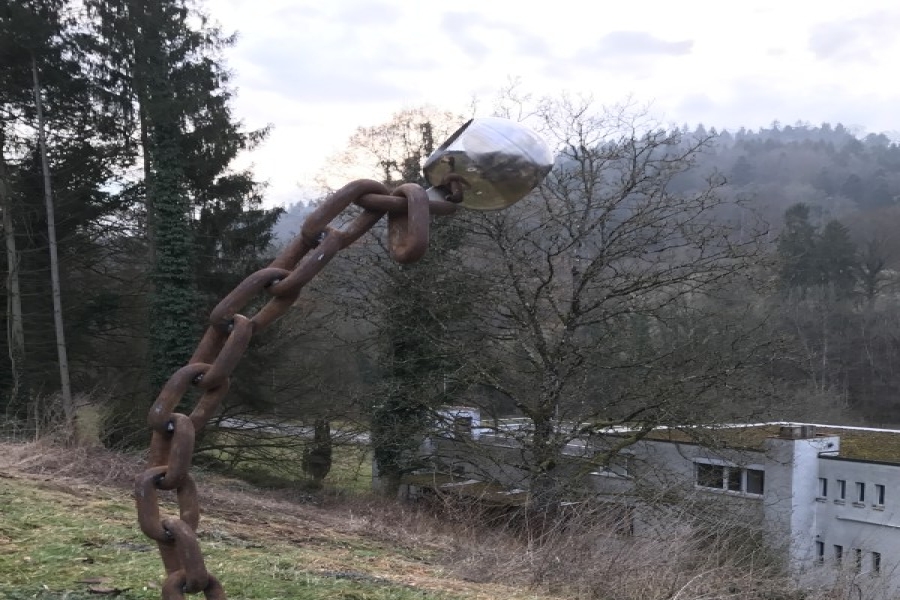 Kunst im Garten, Massive Stahlkette verschweisst zu einer Skulptur fr den Garten 