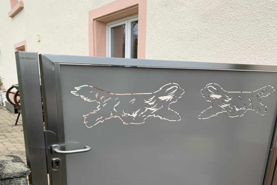 Gartentüre Edelstahl mit Aluminiumblech Einsatz Sujet Hunde Referenz Oberhofen AG