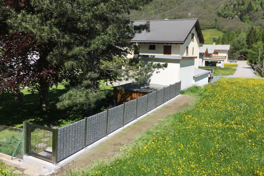 Sichtschutz Windschutz Absturzsicherung Gabionen Steinkrbe mit Silbergranit Fllung mit Gartentre. Referenz Vicosoprano 