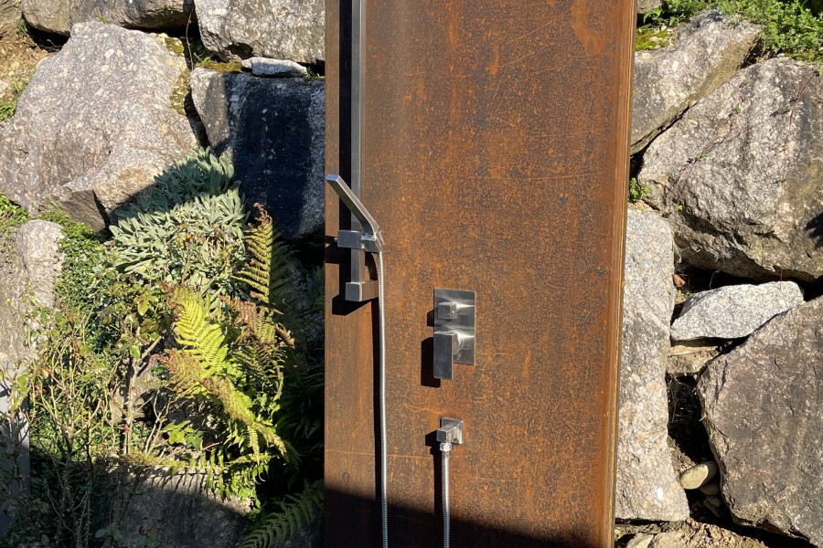 Gartendusche Ausfhrung als Cortenstahl - Paneele. Modell GS01-Spezial Corten. mit Kalt-Warmwasser Ausfhrung mit Handbrause & Regenwaldduschkopfpaneele 