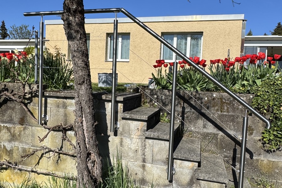 Treppengelnder mit Handlauf und Spannseilen. Befestigung an bestehendes Mauerwerk. 