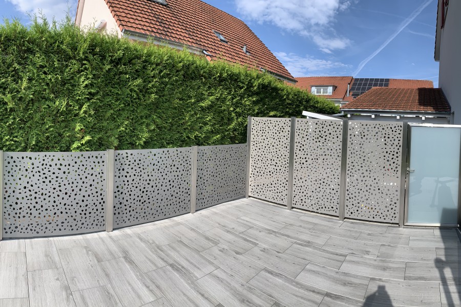 Sichtschutz Windschutz Kombination mit Aluminiumblech ausgelasert und VSG-Milchglas Gartentre. Referenz Herznach AG