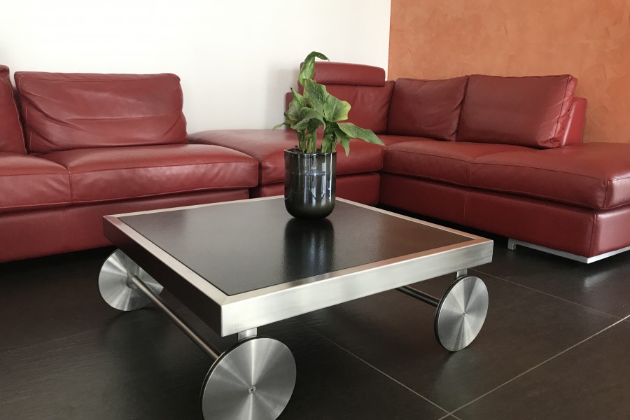 Design Tisch aus Edelstahl mit integrierter Granitplatte. 