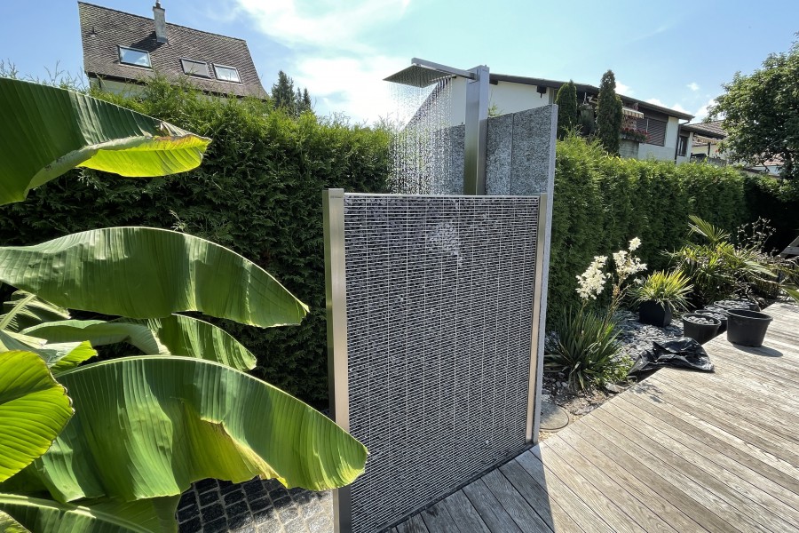 Gartendusche Kalt-Warmwasser Modell GS01 mit Sichtschutz Gabionen - Steinkorb. 

