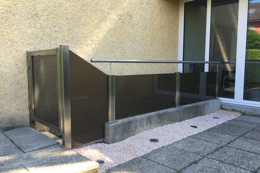 Kellertreppe Einfassung mit VSG Milchglas in Farbton Braun. Mit Verschliessbarer Gartentüre. 