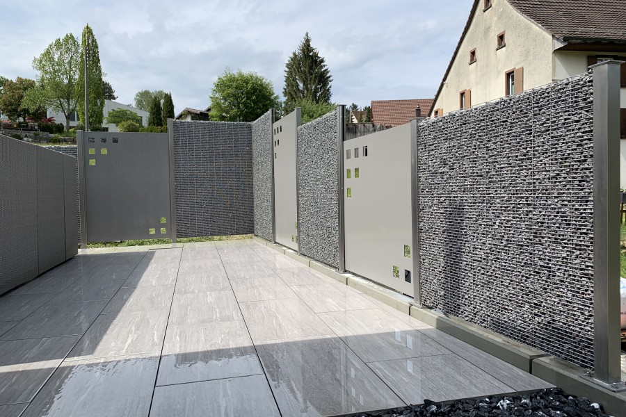 Steinkorb Sichtschutz in Kombination mit Aluminiumblech, ausgelasertem Sujet. Referenz Wegenstetten