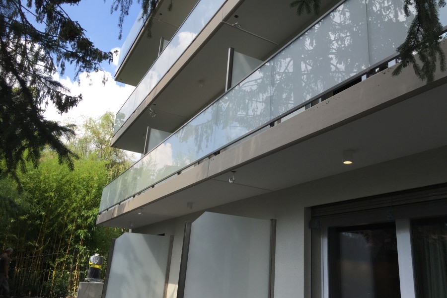 VSG Glasgeländer eingefasst in U-Profilen. Sichtschutzwände als Balkon Trennelement. 