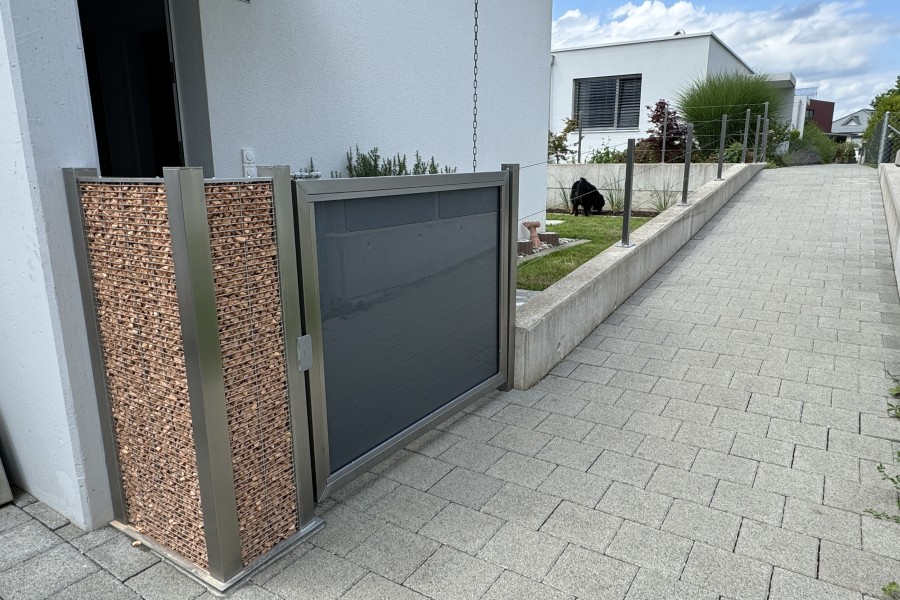 Gartentre auf Mass vor Hauseingang, kombiniert mit einem Spannseil-Gelnder. 
Mit einem Gabiolino Festelement gefllt mit Terrakotta Steinen. 