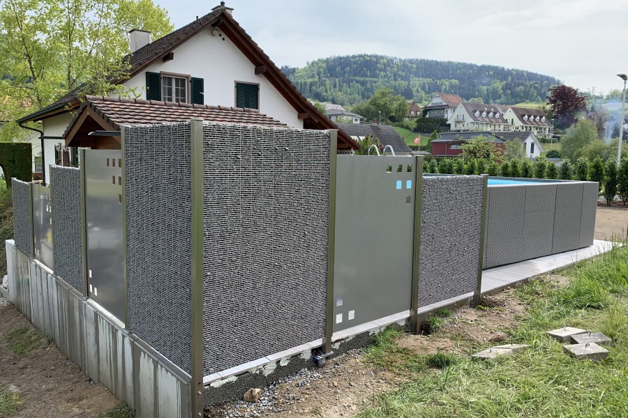 Steinkorb Sichtschutz in Kombination mit Aluminiumblech, ausgelasertem Sujet. Referenz Wegenstetten