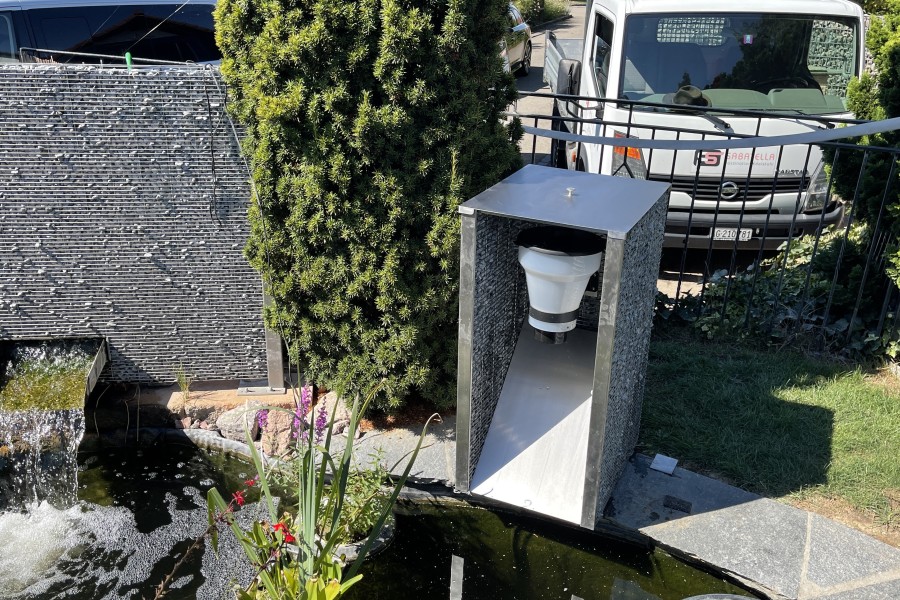 Automatischer Fischfutterautomat Edelstahl 
Gefertigt als Gabionen Steinkorb Box. 