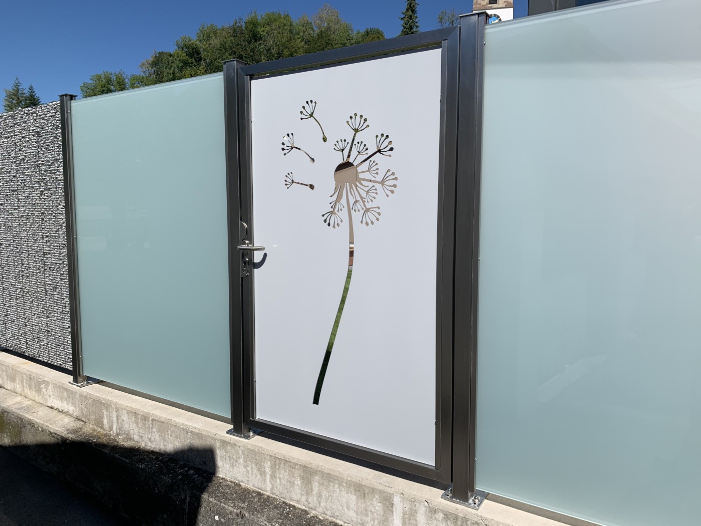 Glas und Edelstahl als Sichtschutz im Garten - Contemporain - Jardin -  Stuttgart - par Blöchle und Schwaller GbR